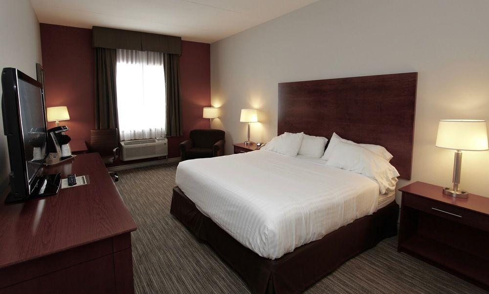 Holiday Inn Express Hotel & Suites 1000 Islands - Gananoque By Ihg Екстер'єр фото