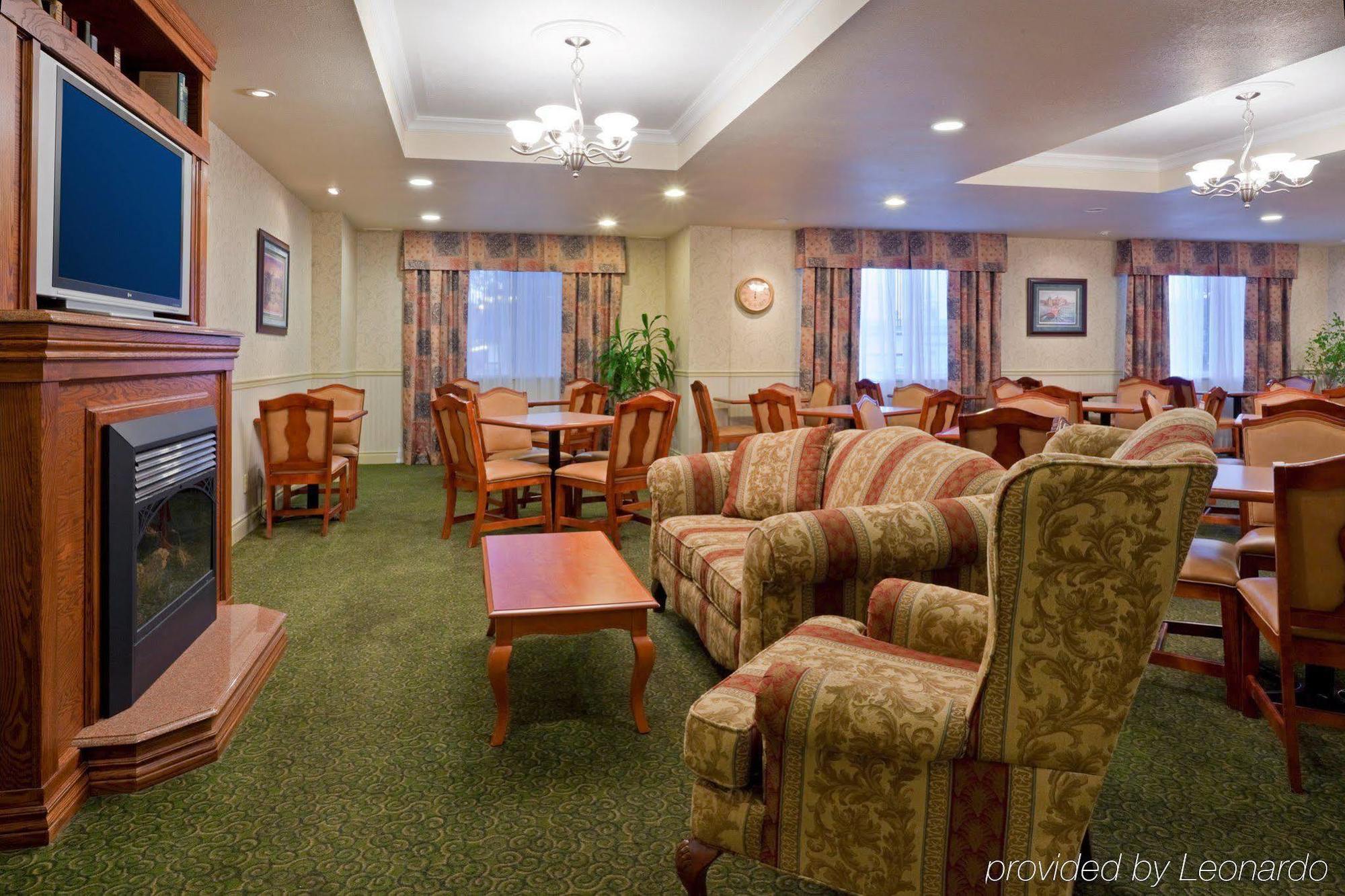 Holiday Inn Express Hotel & Suites 1000 Islands - Gananoque By Ihg Екстер'єр фото