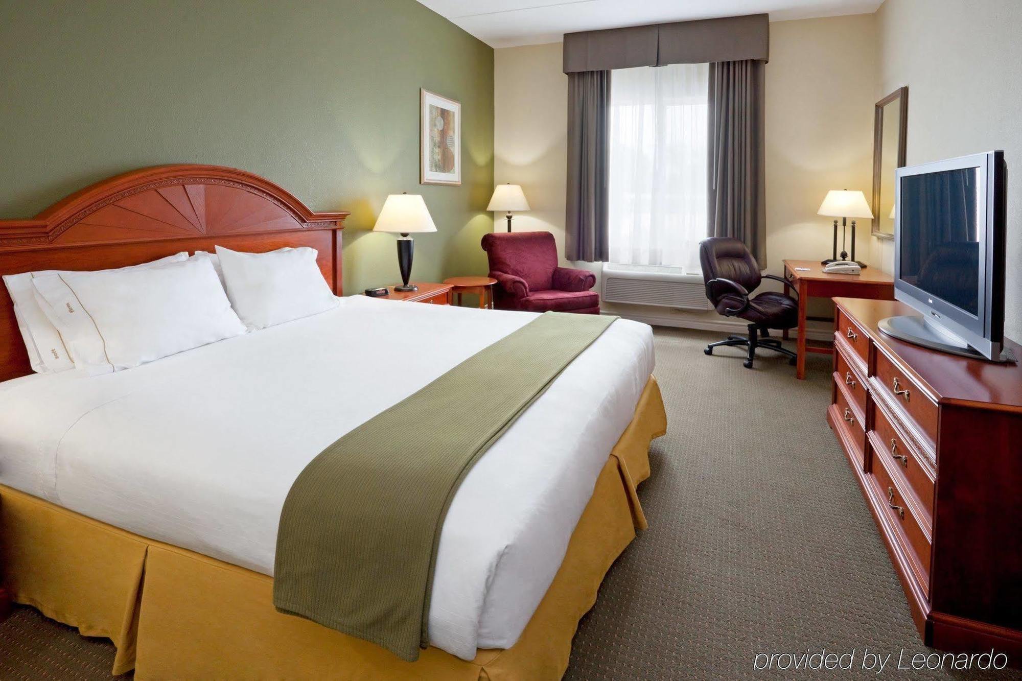 Holiday Inn Express Hotel & Suites 1000 Islands - Gananoque By Ihg Екстер'єр фото