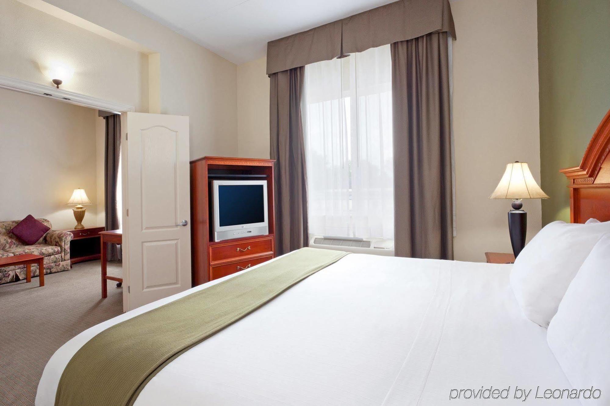 Holiday Inn Express Hotel & Suites 1000 Islands - Gananoque By Ihg Екстер'єр фото